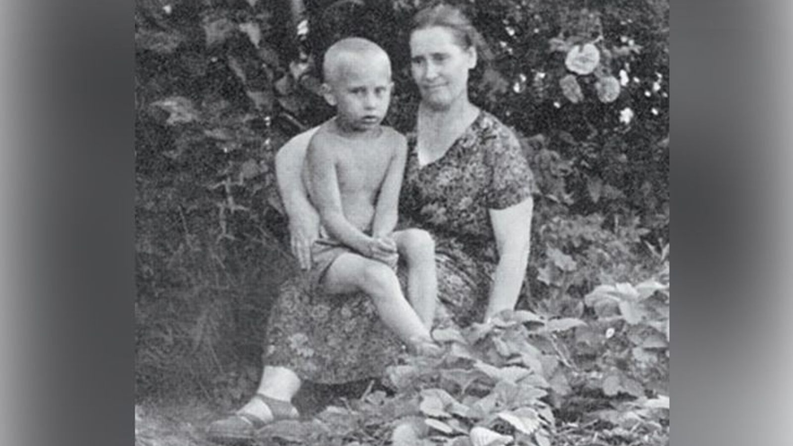 Владимир Путин и его мама Мария Ивановна Путина (Шеломова)